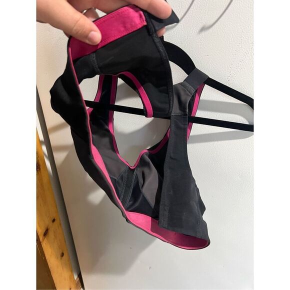 Under Armour Black Bra Woman’s Size 34C Heat Gear - Picture 15 of 16